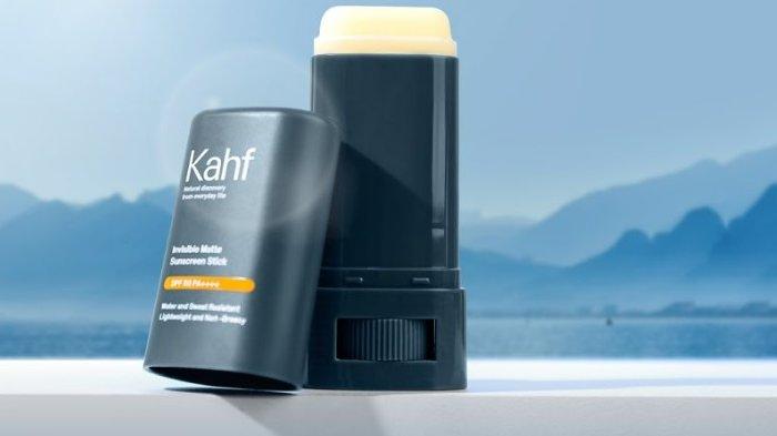 Kahf Invisibile Matte Sunscreen Stick merupakan sunscreen stick dengan SPF 50 PA++++ yang melindungi kulit dari sinar UV