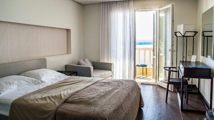 Hindari meletakkan tempat tidur menghadap pintu kamar mandi, atau bersandar pada dindingnya.