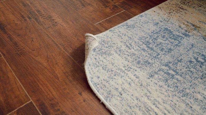 Karpet bisa dijadikan pelapis kolong supaya mencegah debu menumpuk.