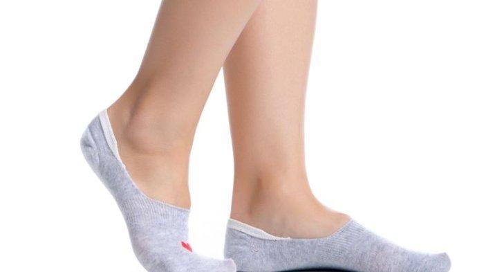 Menggunakan kaus kaki yang longgar dapat mengurangi gejala asam urat yang kambuh.