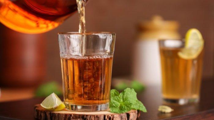 Campuran teh, madu, dan lemon bisa jadi obat batuk pilek alami.