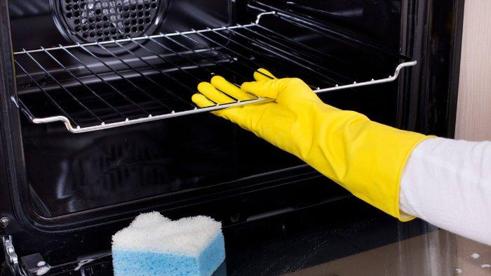 Keluarkan rak untuk membersihkan oven dengan maksimal