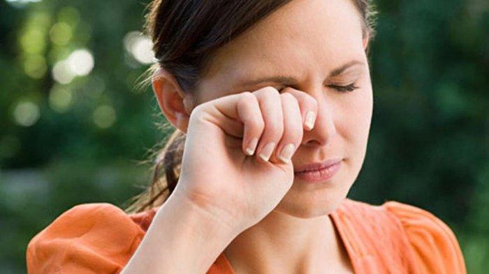 Ilustrasi wanita mengalami kelilipan.