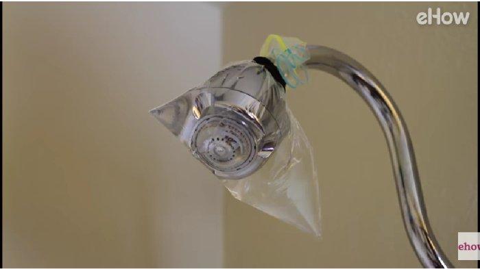 Kepala shower dibalut dengan cuka.