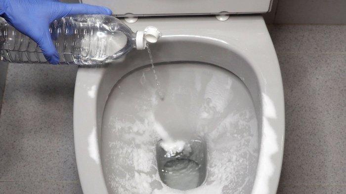 Kerak pada toilet ini bisa dibersihkan dengan mudah menggunakan cuka