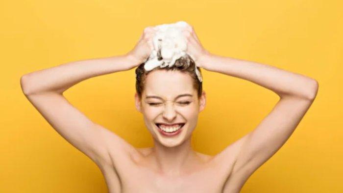 Ilustrasi menumpuk rambut saat keramas.