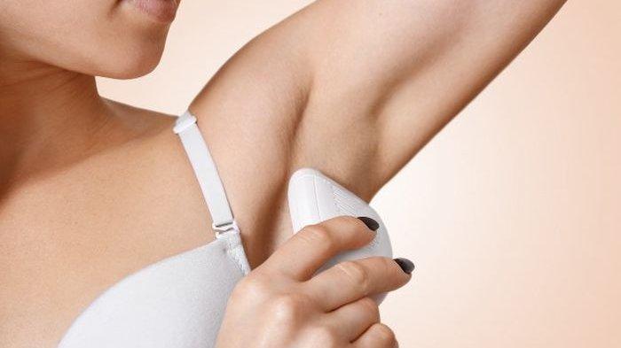 Menggunakan antiperspiran dapat membantu mengatasi bau keiiak.