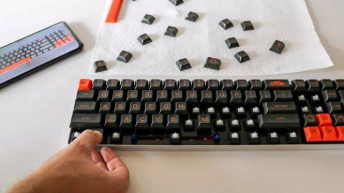 Ilustrasi melepas keycaps keyboard gaming untuk dibersihkan