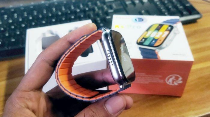 Grill atau lubang speaker di samping kiri Kieslect Smart Calling Watch Ks Pro