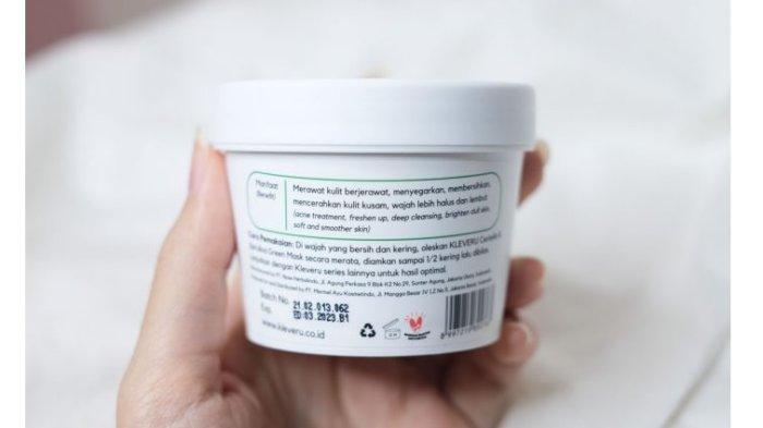 Ilustrasi mengecek kandungan atau ingredients produk skincare.