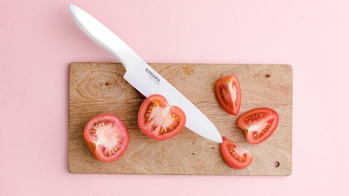 Ilustrasi penggunaan KOHANA Ceramic Utility Knife White yang terbuat dari material Zirconia ceramics berkualitas.