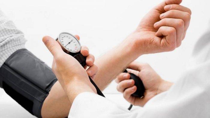 Memeriksakan diri ke dokte runtuk mengecek kadar kolesterol secara rutin baik untuk dilakukan, salah satu pencegahannya dengan minum teh tawar.