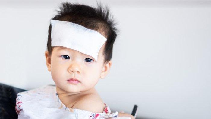 Ilustrasi kompres dingin dapat mengurangi bekas gigitan nyamuk pada bayi.