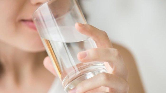 Minum air putih yang cukup jadi kunci utama memiliki bibir yang sehat dan merona.