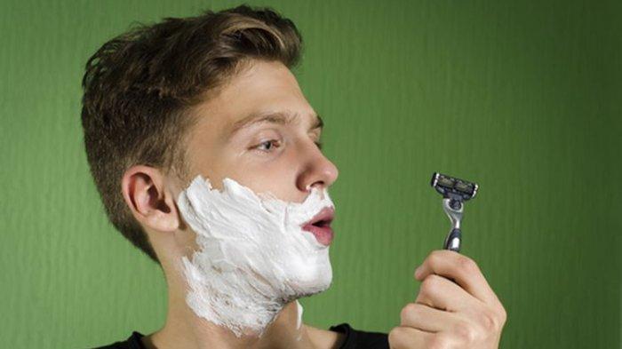 Ilstrasi laki-laki menggunakan shaving cream saat mencukur.