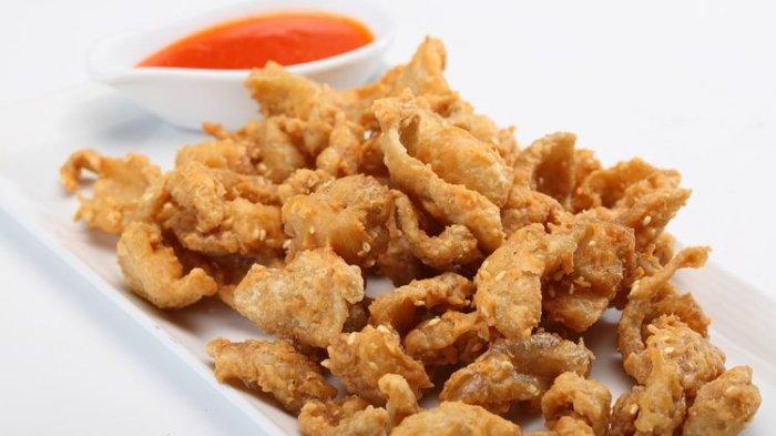 Kulit ayam juga termasuk makanan yang bisa bikin kolesterol naik.