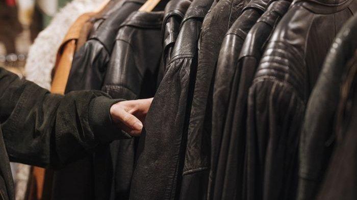 Ilustrasi jaket kulit yang harus dirawat dengan baik supaya gak gampang rusak.