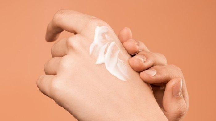Kulit menjadi lembap, halus dan lembut setelah menggunakan Hand Cream