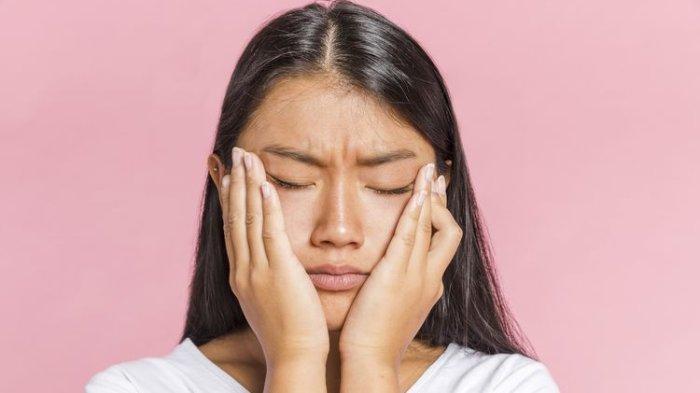 Ilustrasi seorang wanita yang mengalami masalah kulit kering dan kusam  