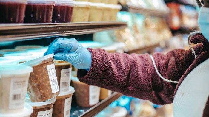 Perhatikan label kemasan sebelum membeli produk makanan