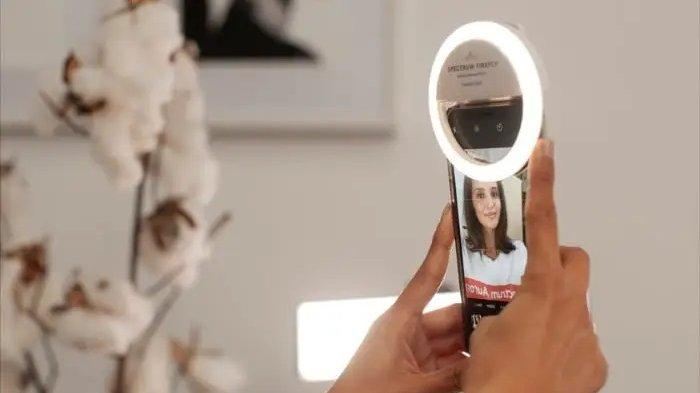 Ilustrasi pemakaian ring light untuk mendapatkan pencahayaan yang pas saat foto selfie