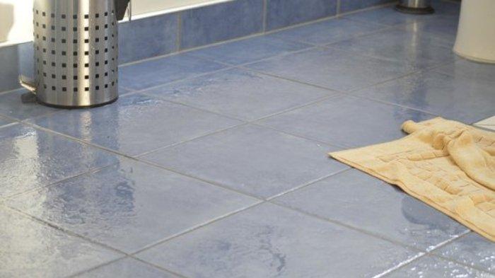 Lantai kamar mandi yang licin tentu bisa membahayakan, atasi dengan berbagai cara.