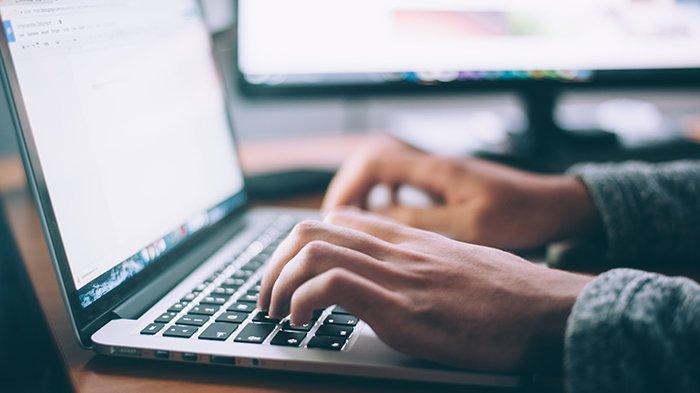 Ilustrasi pemakaian laptop untuk bekerja, sebut macam membuat dokumen ataupun berkas penting lainnya