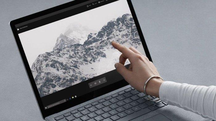 Ilustrasi menyentuh layar laptop touchscreen