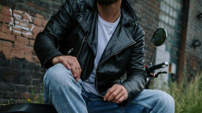 Jaket kulit yang dimasukkan ke mesin pengering bisa membuat kulit pada jaket kaku dan retak.