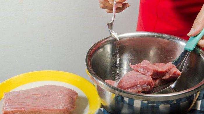 Lemak daging sapi tak jarang menempel pada peralatan masak, bisa kamu bersihkan dengan berbagai bahan alami.