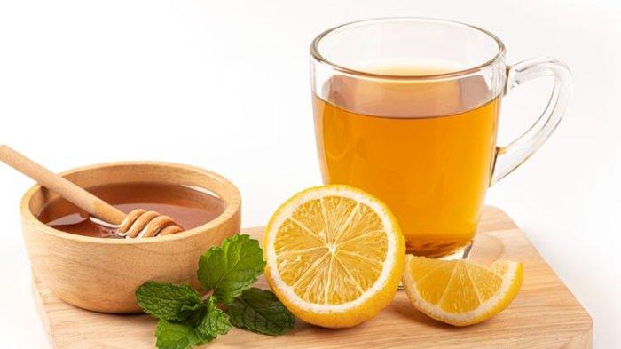 Minuman detoks dari lemon dan madu.