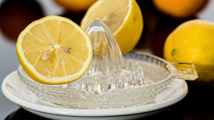 Perasan air buah lemon yang bisa dimanfaatkan untuk membersihkan wadah plastik.