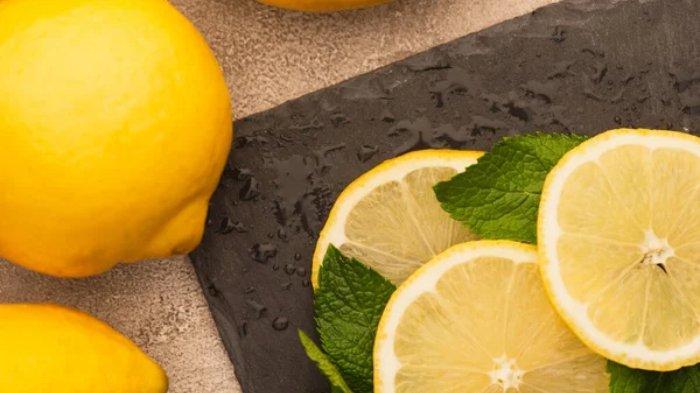 Buah lemon termasuk buah-buahan yang bisa dimakan penderita darah rendah.