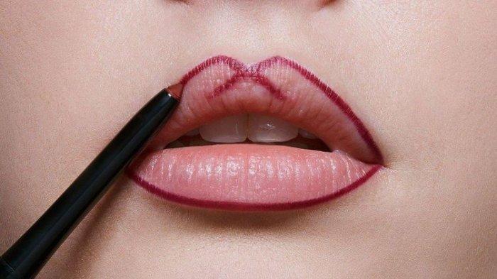 Ilustrasi pengaplikasian lip liner yang hanya di bagian luar saja.