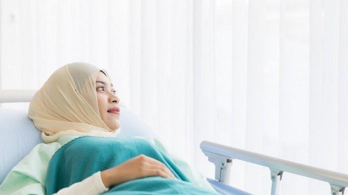 Ilustrasi wanita sakit, sebaiknya jaga jarak dengan yang sehat agar tidak menular.