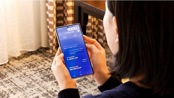 Ilustrasi pemakaian fitur Live Translate di HP SAMSUNG