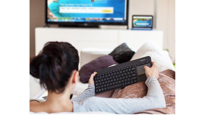Ilustrasi pemakaian keyboard wireless untuk mengoperasikan televisi