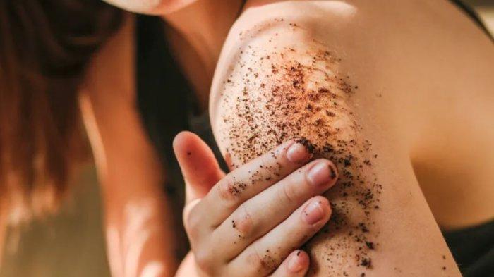Luluran dengan produk yang memiliki exfoliant.