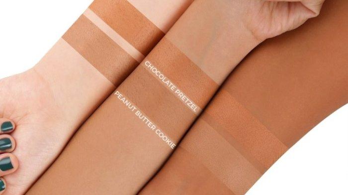 Pilih warna bronzer yang sesuai dengan kulit wajahmu.