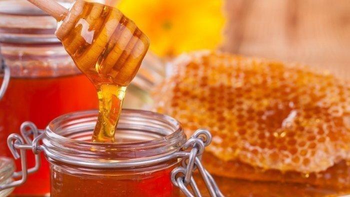 Madu dapat kamu manfaatkan untuk mengatasi cantengan di kaki.