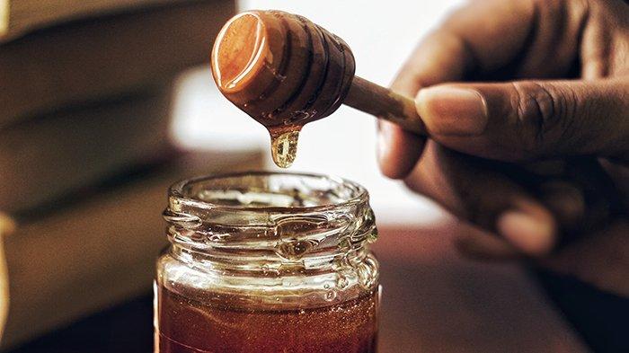 Madu bisa jadi salah satu bahan alami mengatasi rambut bercabang.