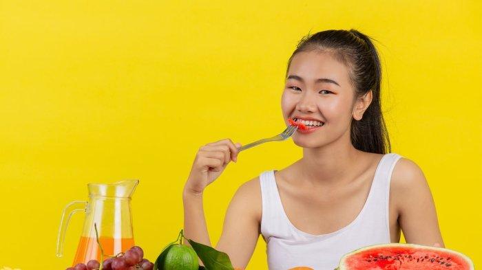 Mulai ubah pola hidup sehat dengan makan buah untuk mencegah kolesterol.
