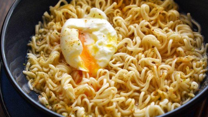 Makanan Instan seperti mie sebaiknya dihindari saat sahur.
