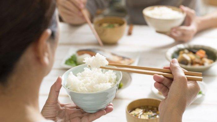 Mengonsumsi Karbohidrat Lebih dari 130 gram per Hari menjadi salah satu cara untuk menjaga pola makan penderita diabetes.