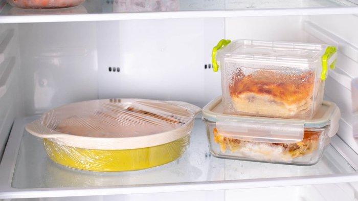 Jangan menyimpan makanan dan minuman panas dalam kulkas