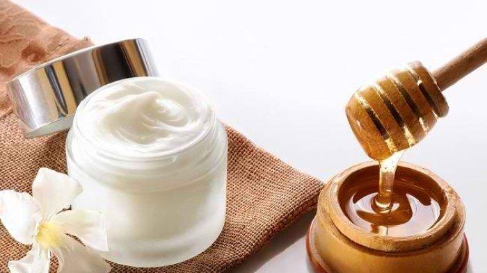 Cara membuat masker dari oatmeal yaitu bisa kamu campurkan dengan madu dan susu.