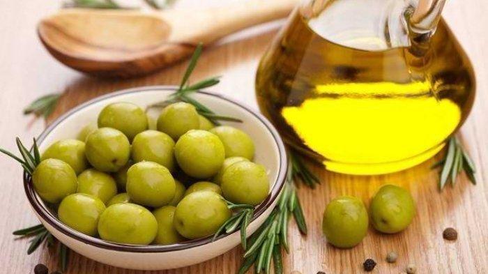 Minyak zaitun dapat kamu manfaatkan untuk menutrisi rambut pria agar tetap sehat.
