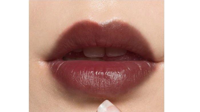 Ilutrasi bibir glossy dan bold.