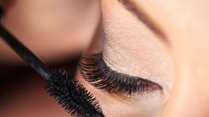 Mengaplikasikan maskara terbaik yang punya formula tidak menggumpal.