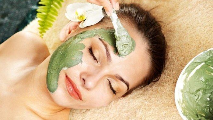 Ilustrasi perawatan wajah menggunakan masker dari bahan alami.